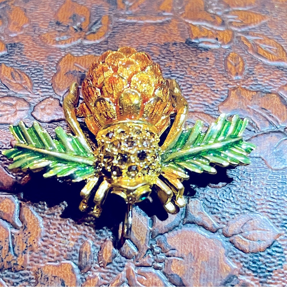 Beautiful RARE Joan Rivers Fall Acorn Bee Pendant!